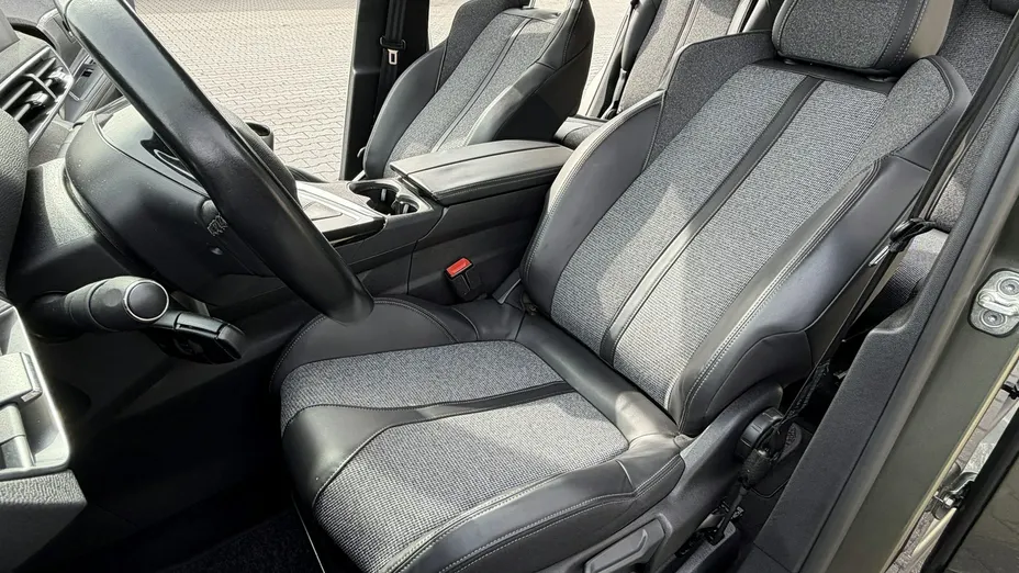 PEUGEOT 5008 -