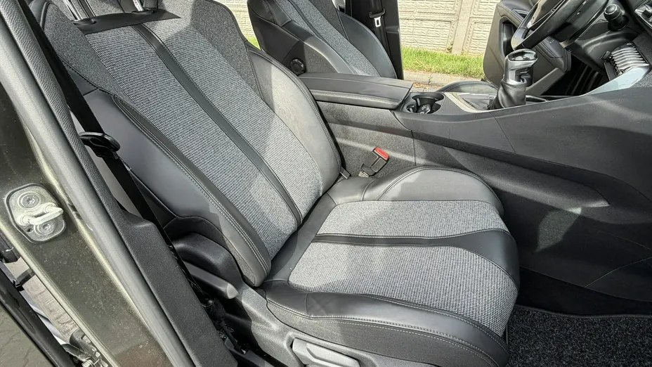 PEUGEOT 5008 -