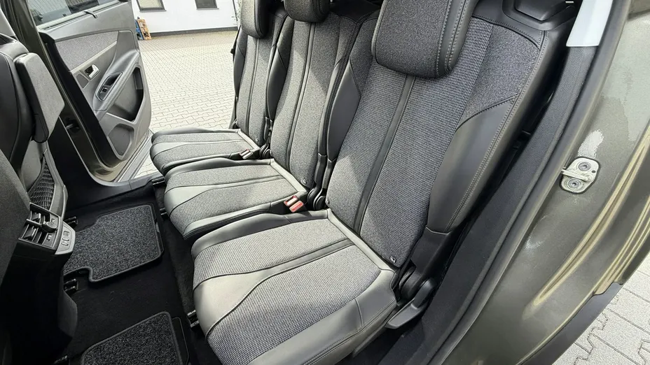 PEUGEOT 5008 -