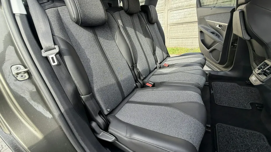 PEUGEOT 5008 -