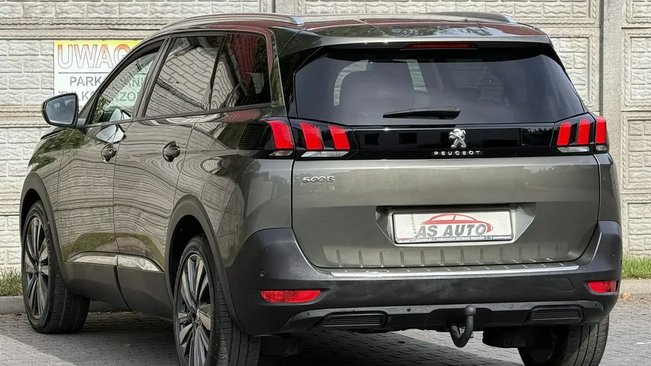 PEUGEOT 5008 -