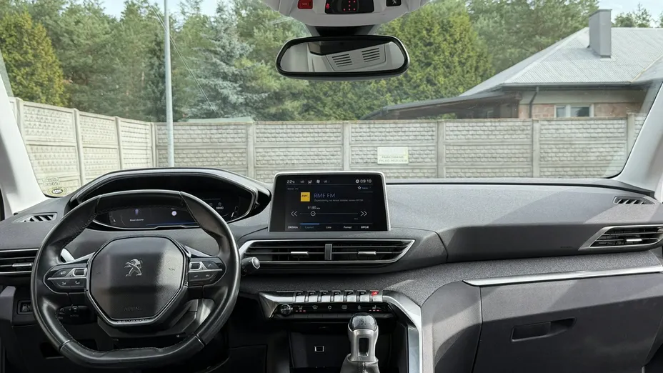 PEUGEOT 5008 -