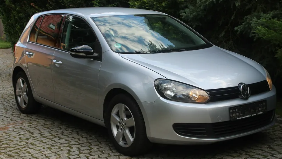 VOLKSWAGEN Golf -