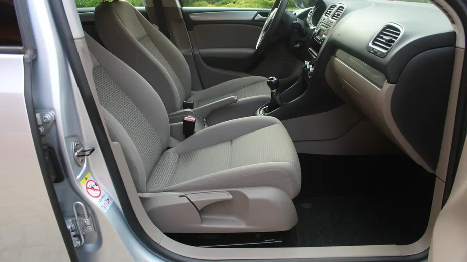 VOLKSWAGEN Golf -