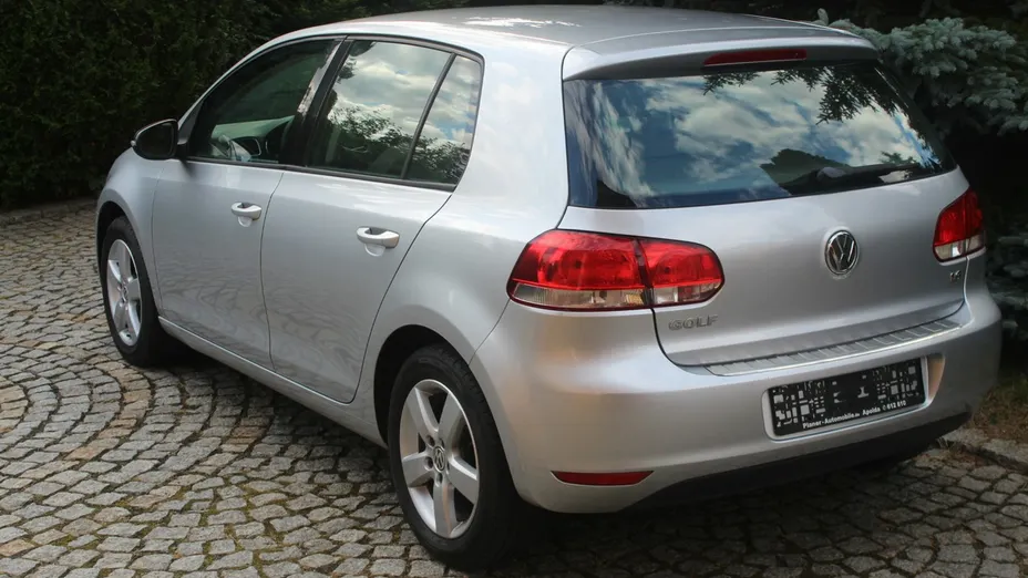 VOLKSWAGEN Golf -