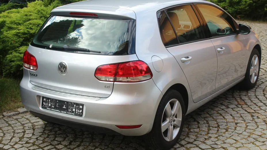VOLKSWAGEN Golf -