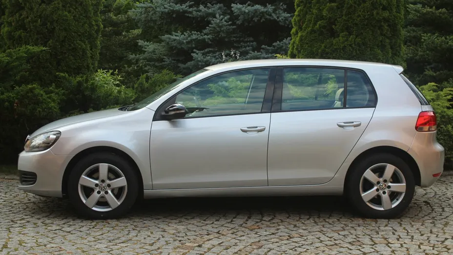 VOLKSWAGEN Golf -