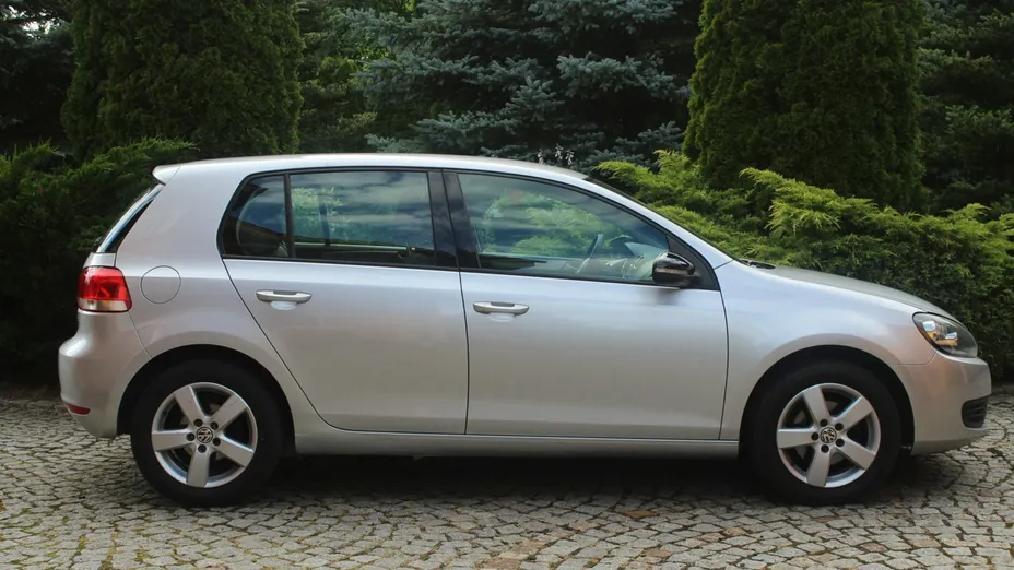 VOLKSWAGEN Golf -
