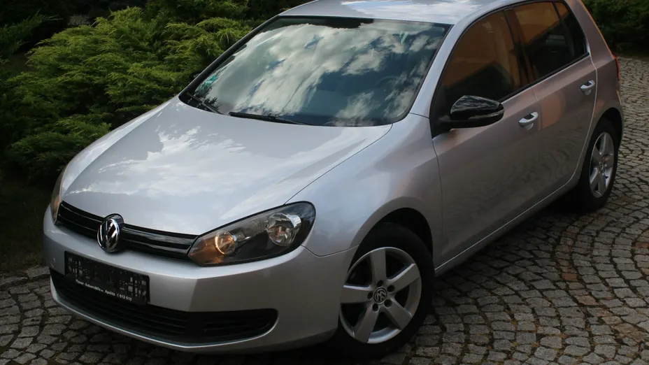 VOLKSWAGEN Golf -