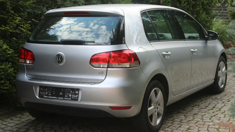 VOLKSWAGEN Golf -