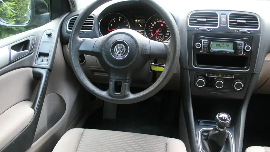 VOLKSWAGEN Golf -