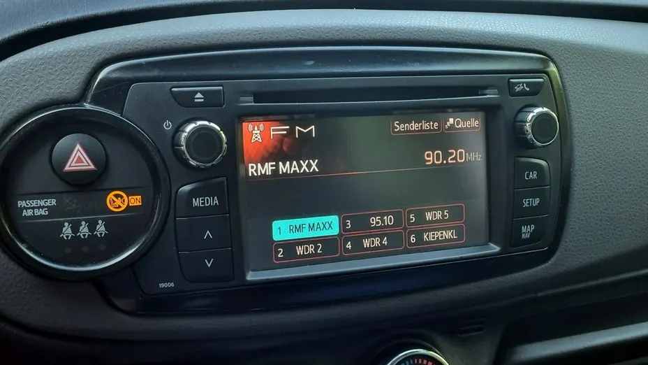 TOYOTA Yaris -