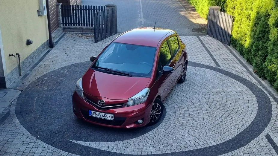TOYOTA Yaris -