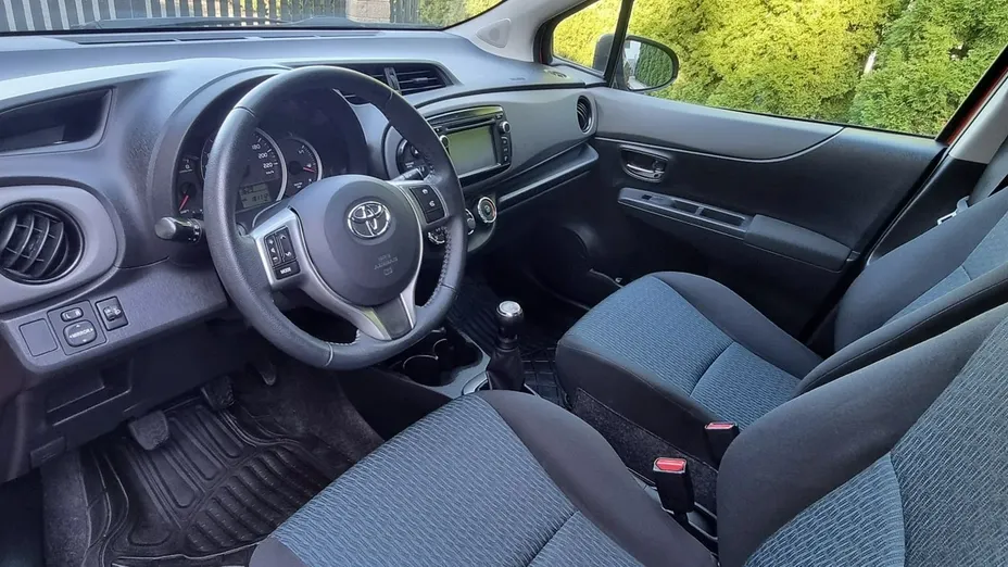 TOYOTA Yaris -