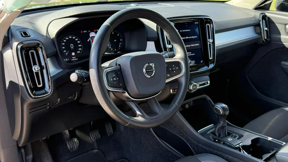 VOLVO XC40 -