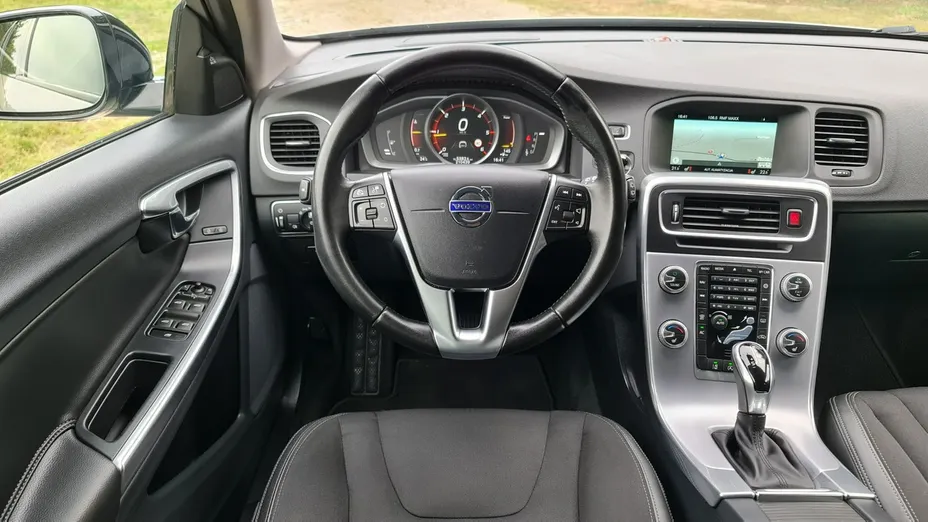 VOLVO V60 -