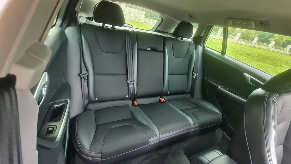 VOLVO V60 -