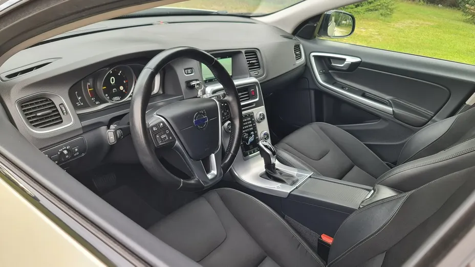VOLVO V60 -
