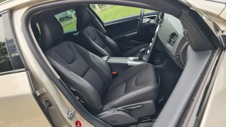 VOLVO V60 -