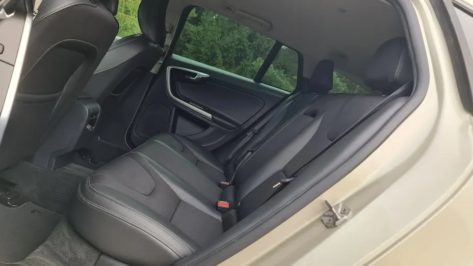 VOLVO V60 -