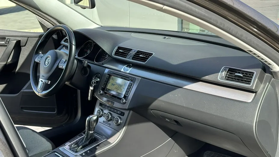 VOLKSWAGEN Passat -
