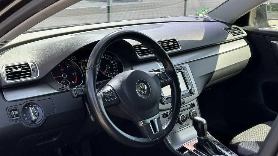 VOLKSWAGEN Passat -