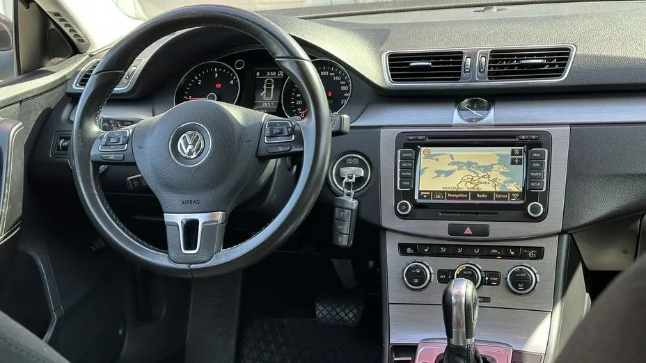 VOLKSWAGEN Passat -
