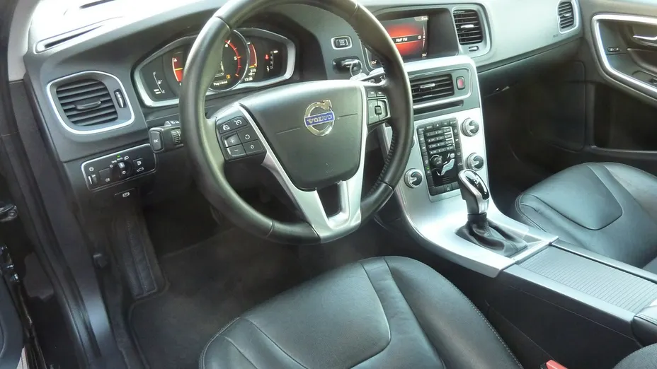 VOLVO V60 -