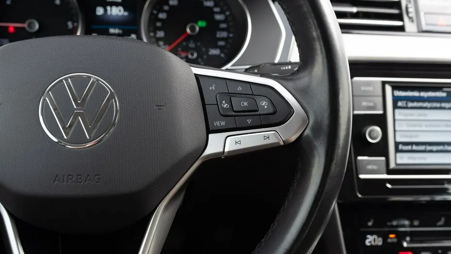 VOLKSWAGEN Passat -