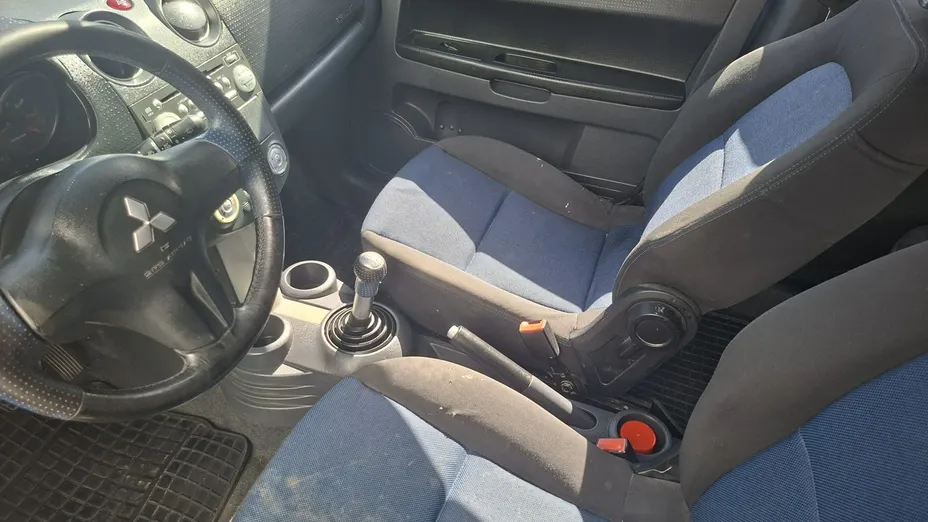 MITSUBISHI Colt -