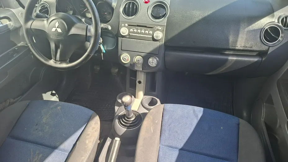 MITSUBISHI Colt -