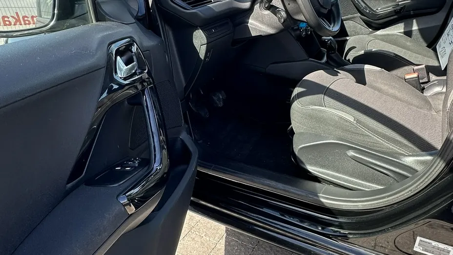 PEUGEOT 208 -