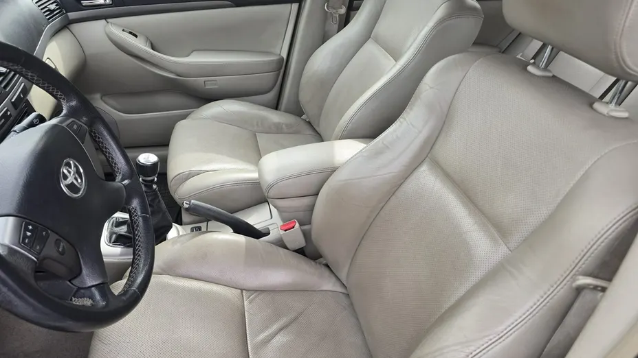 TOYOTA Avensis -