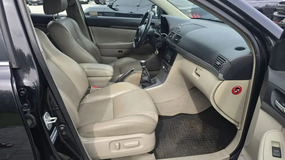 TOYOTA Avensis -