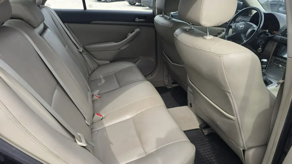 TOYOTA Avensis -