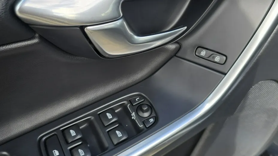 VOLVO V60 -