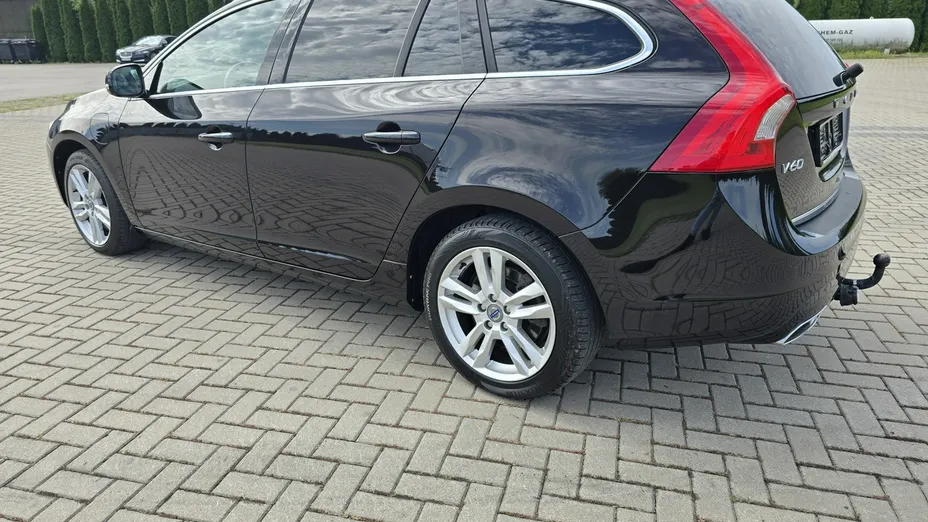 VOLVO V60 -