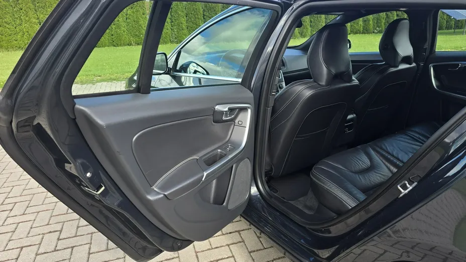 VOLVO V60 -