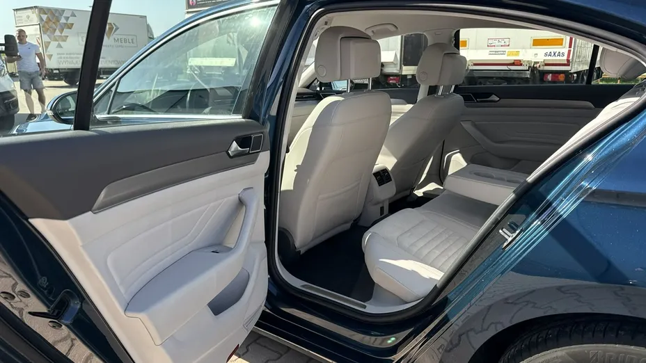 VOLKSWAGEN Passat -