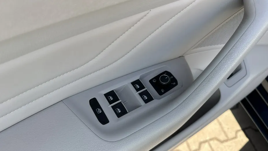 VOLKSWAGEN Passat -