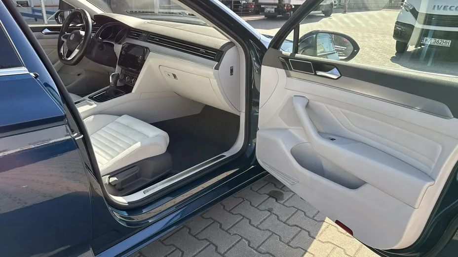 VOLKSWAGEN Passat -