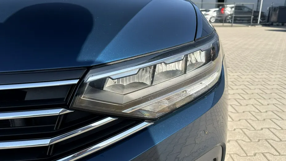 VOLKSWAGEN Passat -