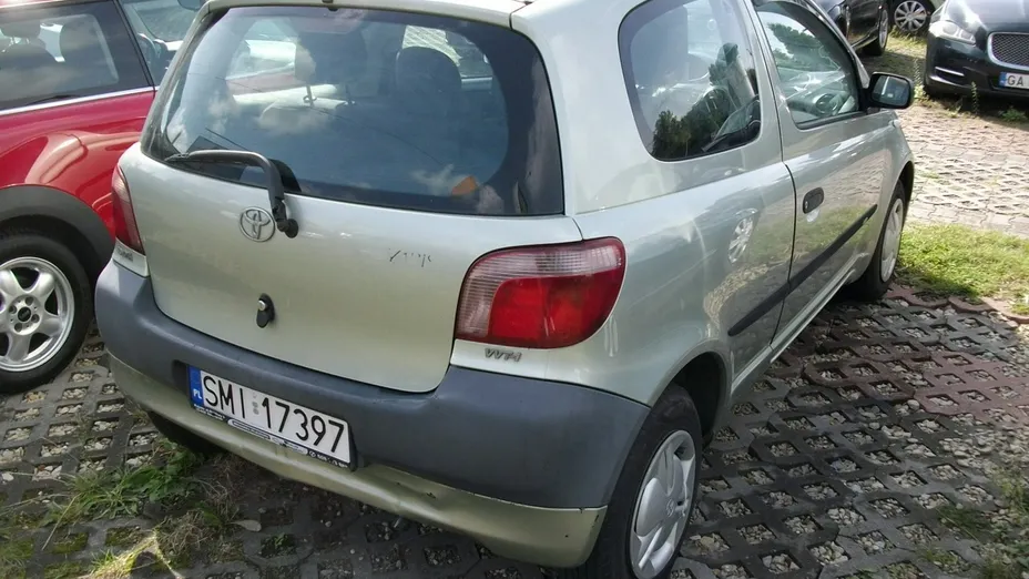 TOYOTA Yaris -
