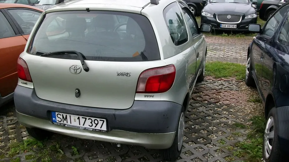 TOYOTA Yaris -
