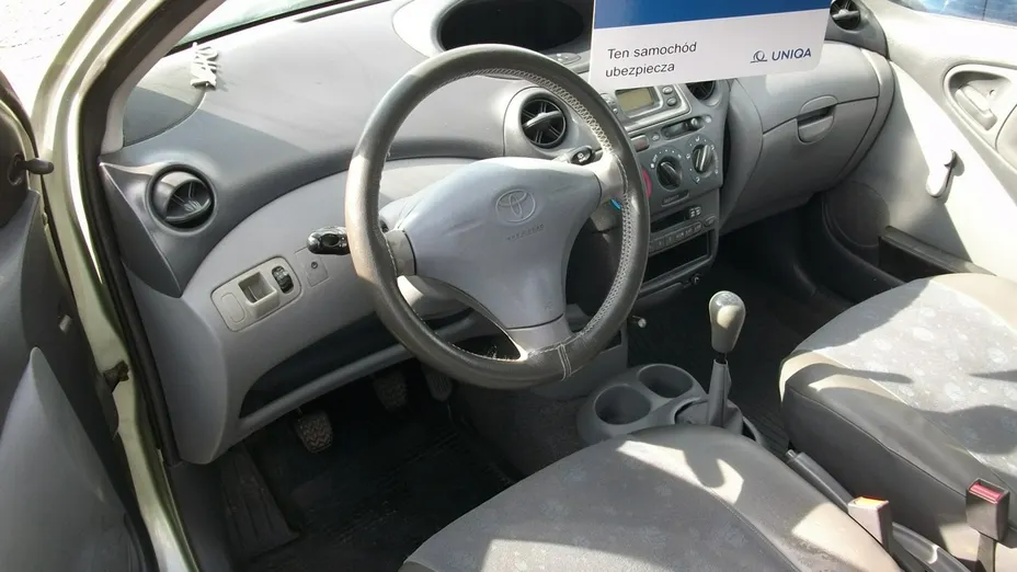 TOYOTA Yaris -