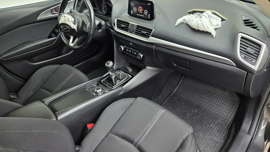 MAZDA 3 -