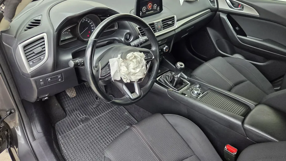 MAZDA 3 -