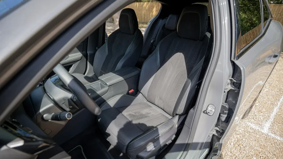 PEUGEOT 408 -