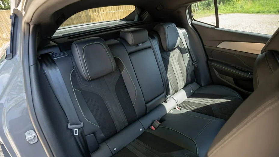 PEUGEOT 408 -