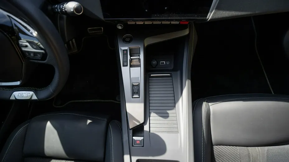 PEUGEOT 408 -